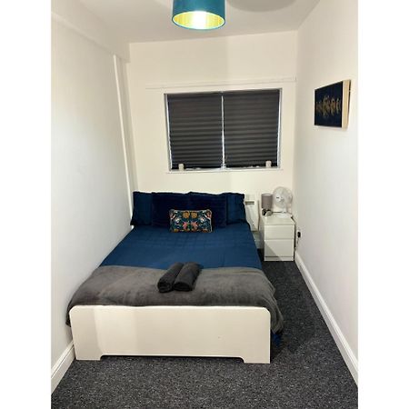 Enjoy A Spacious Lounge With A Cozy Sofa Bed And A Private Ensuite Bedroom Веднсбери Экстерьер фото