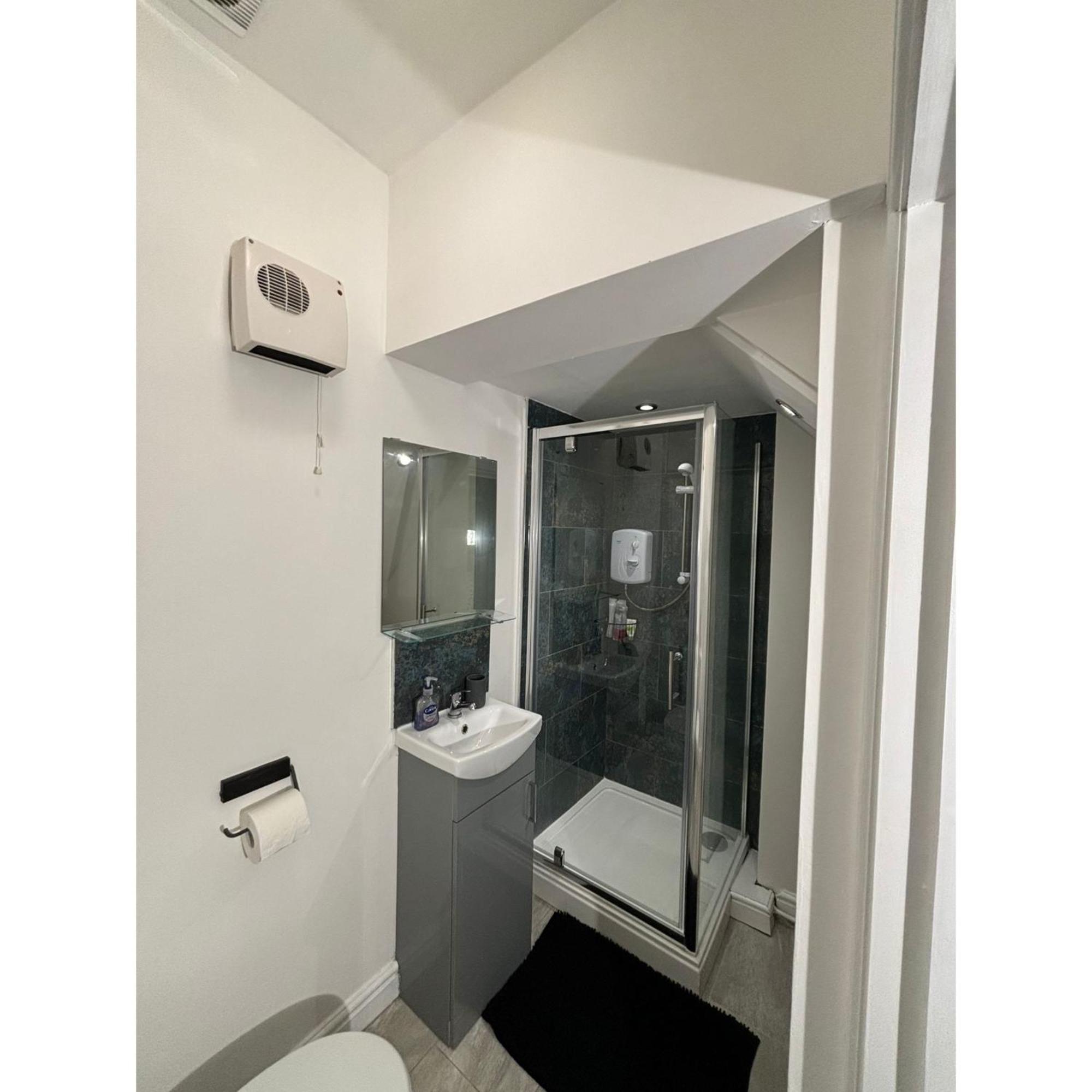 Enjoy A Spacious Lounge With A Cozy Sofa Bed And A Private Ensuite Bedroom Веднсбери Экстерьер фото