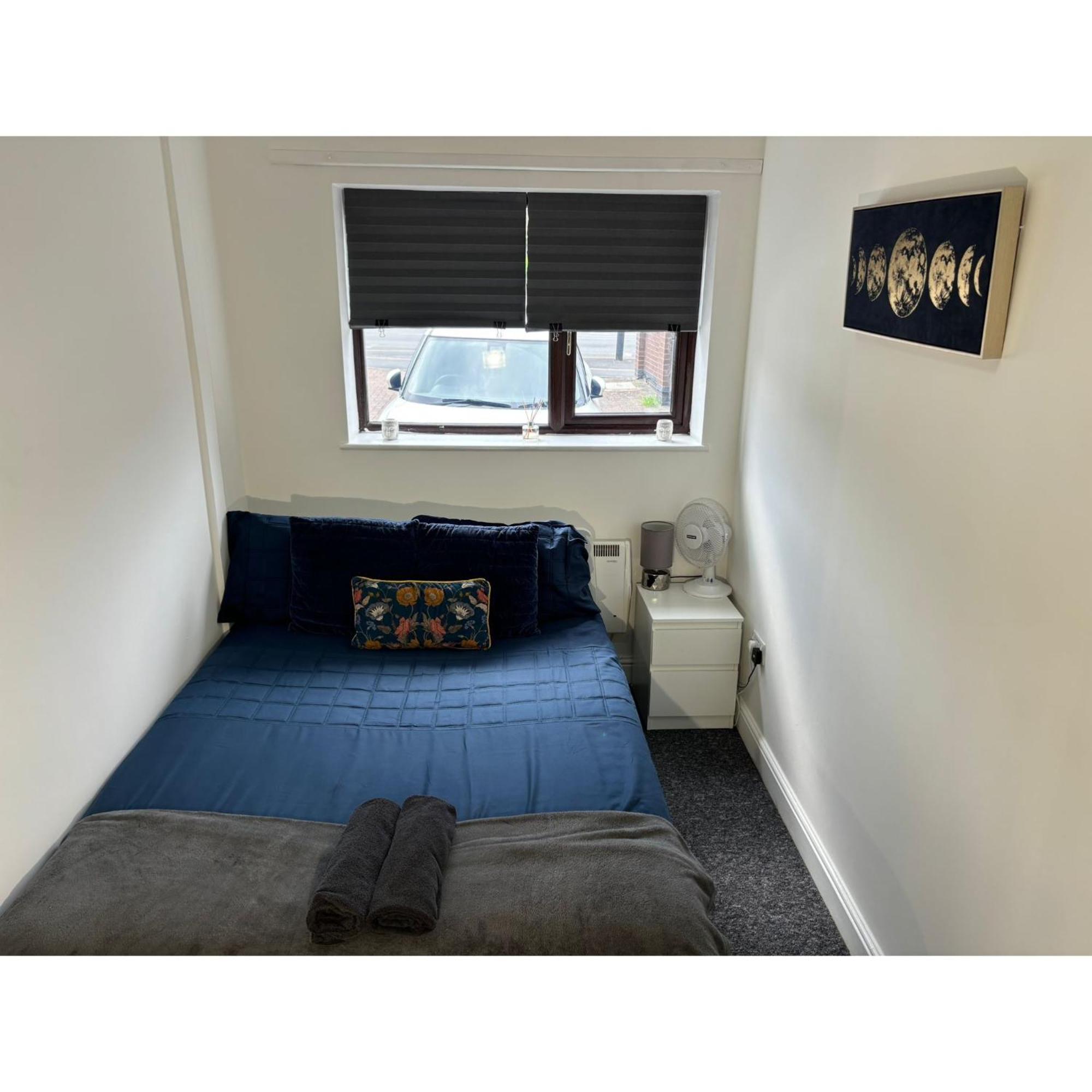 Enjoy A Spacious Lounge With A Cozy Sofa Bed And A Private Ensuite Bedroom Веднсбери Экстерьер фото