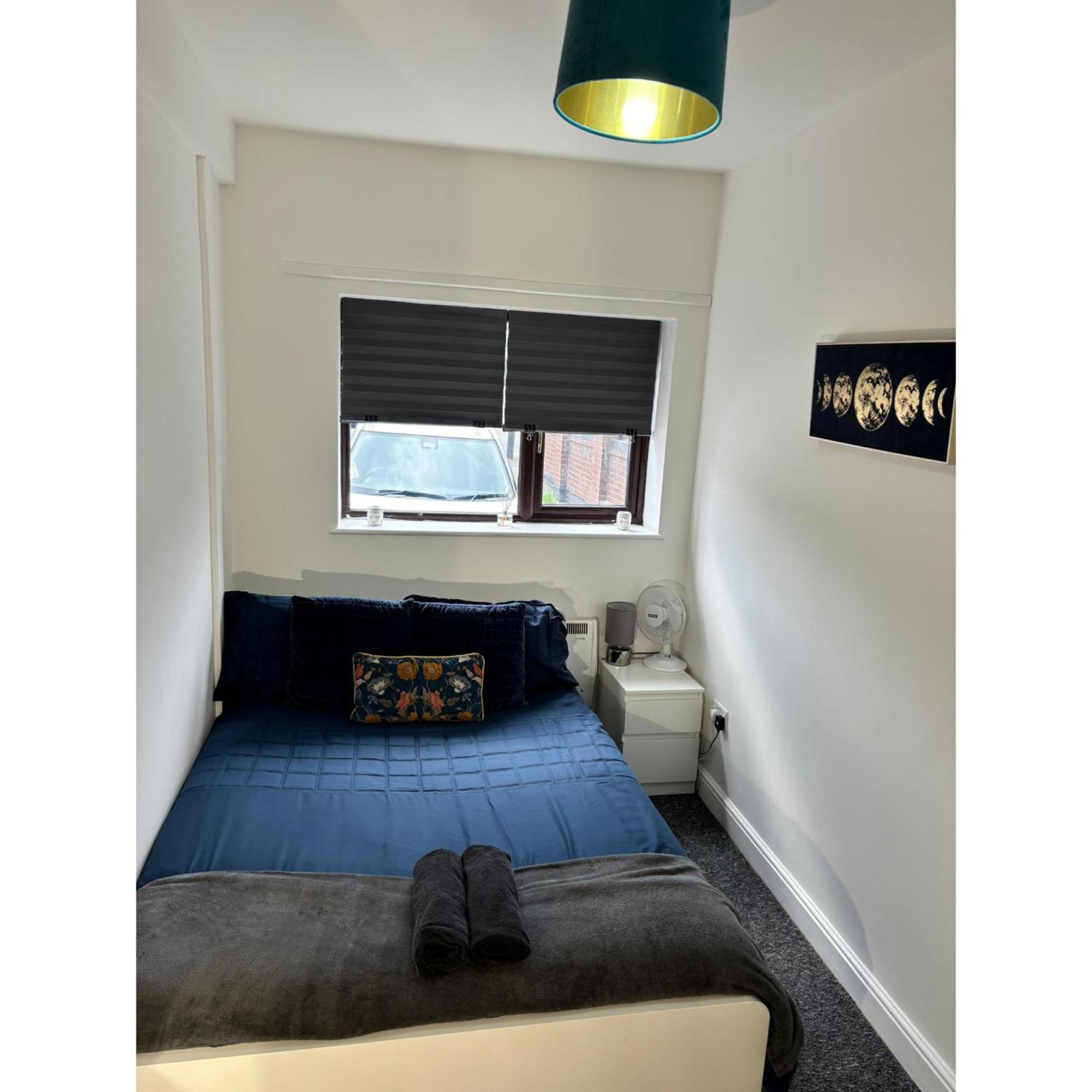 Enjoy A Spacious Lounge With A Cozy Sofa Bed And A Private Ensuite Bedroom Веднсбери Экстерьер фото