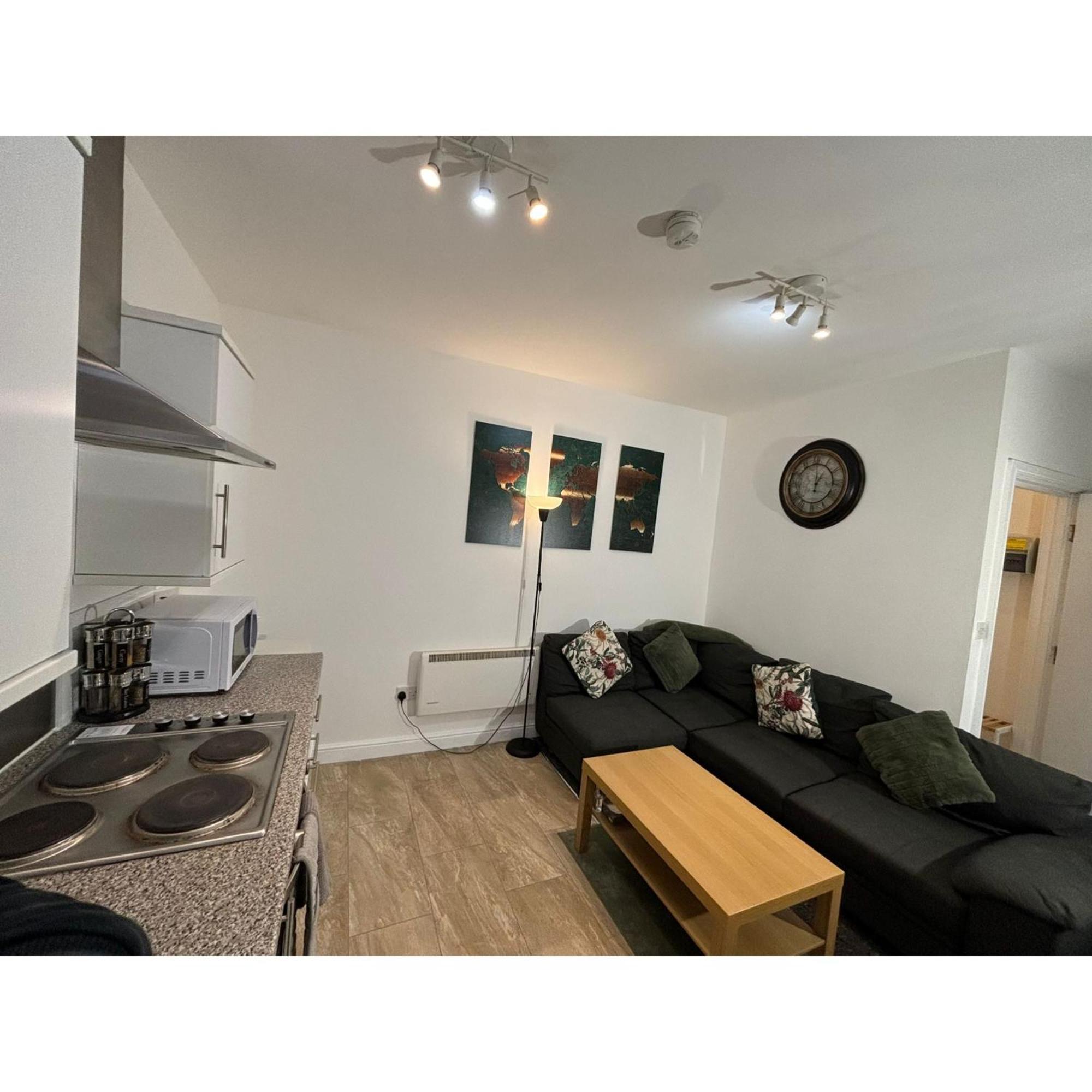 Enjoy A Spacious Lounge With A Cozy Sofa Bed And A Private Ensuite Bedroom Веднсбери Экстерьер фото