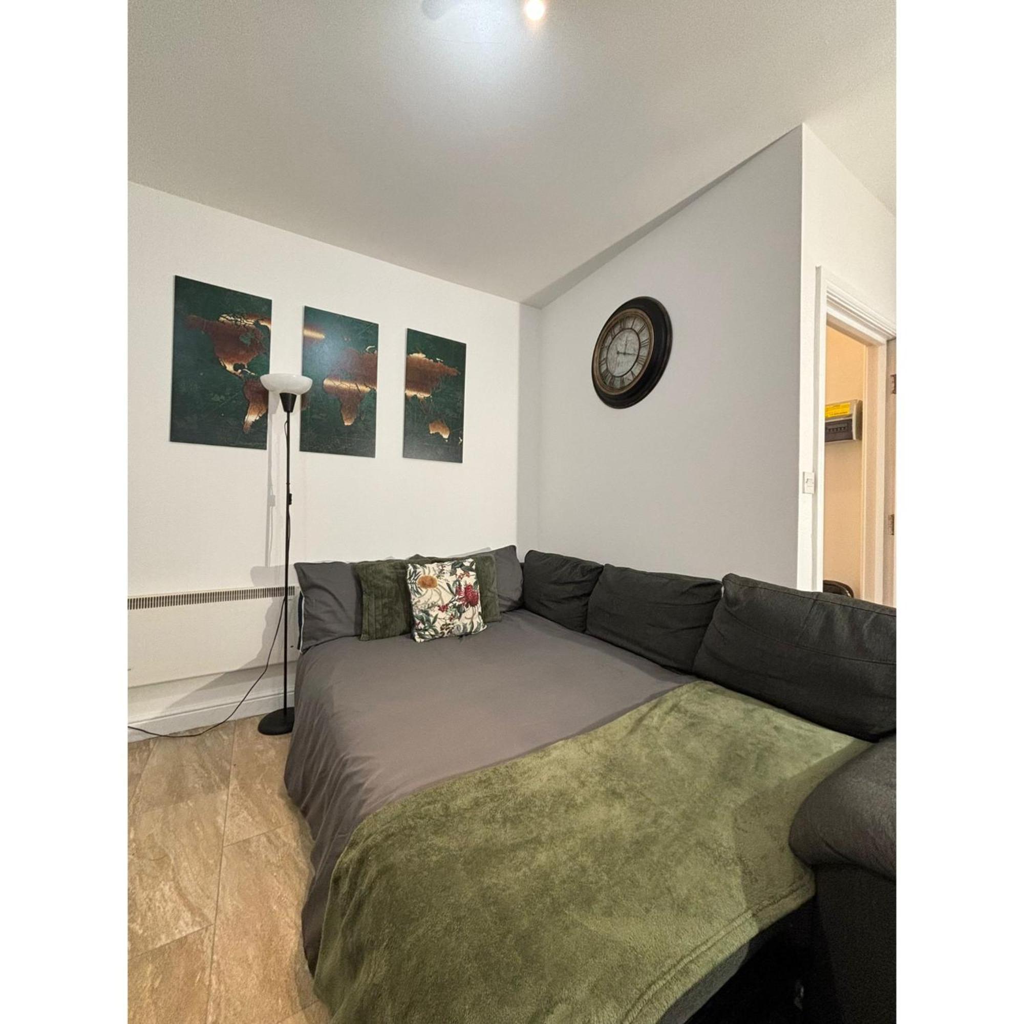 Enjoy A Spacious Lounge With A Cozy Sofa Bed And A Private Ensuite Bedroom Веднсбери Экстерьер фото