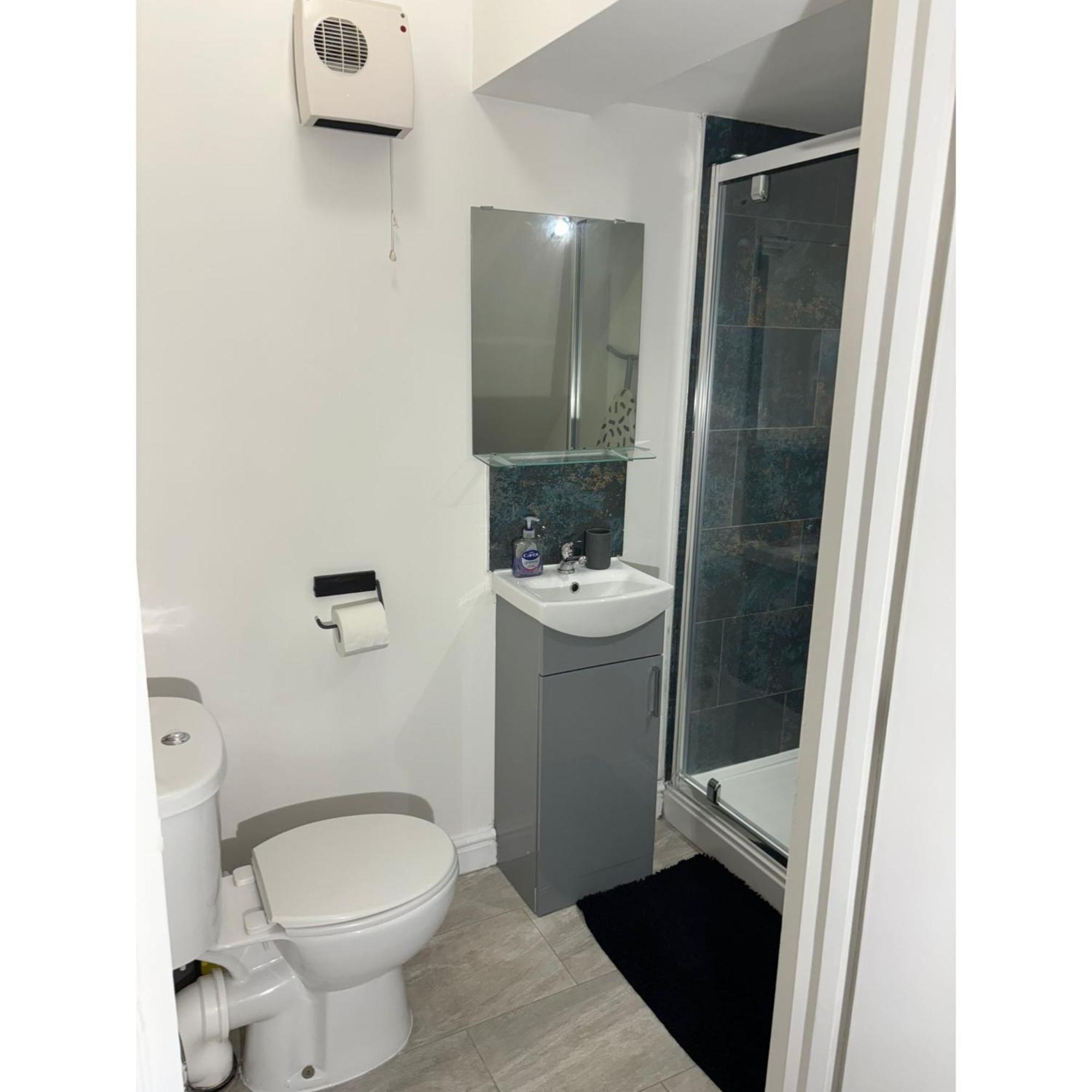 Enjoy A Spacious Lounge With A Cozy Sofa Bed And A Private Ensuite Bedroom Веднсбери Экстерьер фото