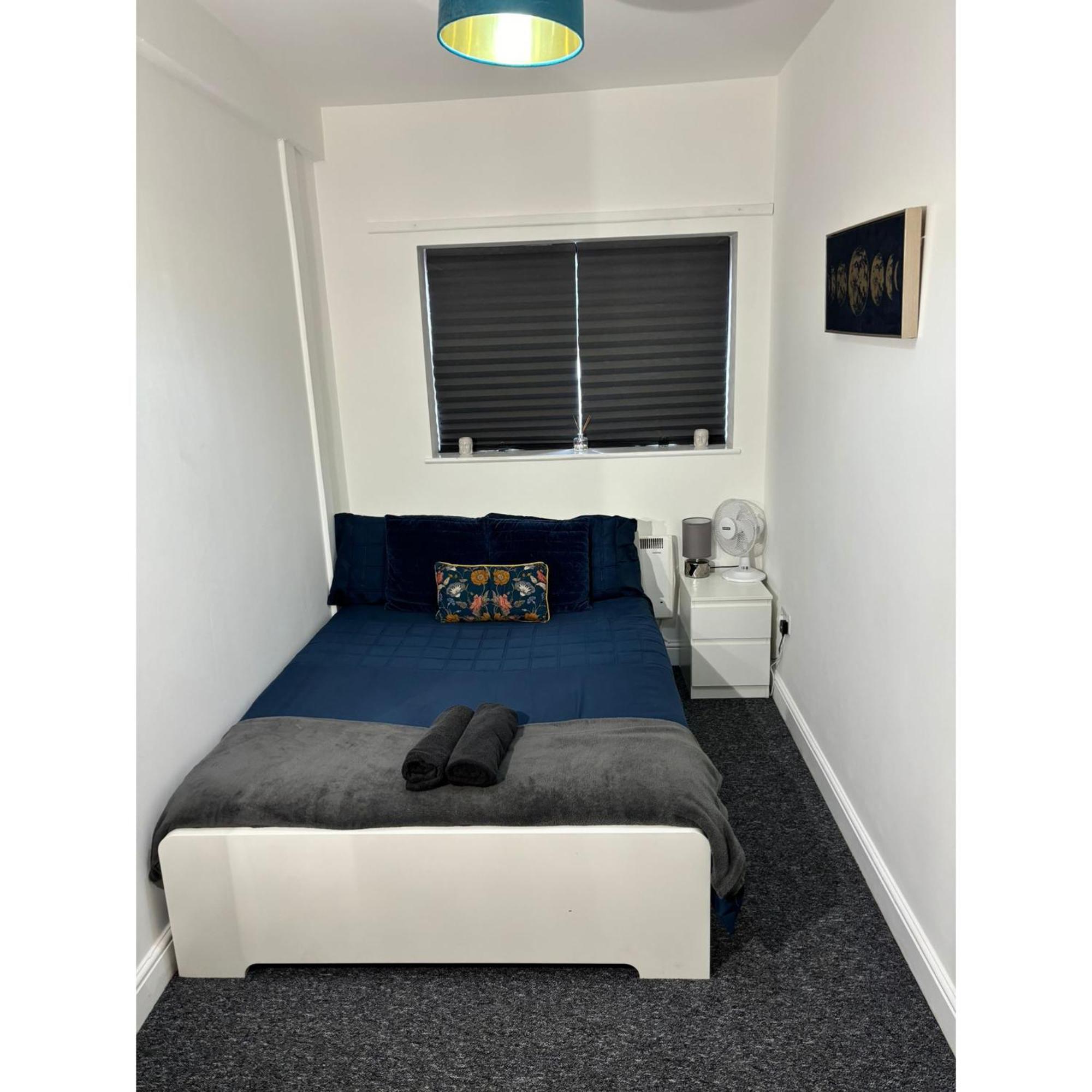 Enjoy A Spacious Lounge With A Cozy Sofa Bed And A Private Ensuite Bedroom Веднсбери Экстерьер фото