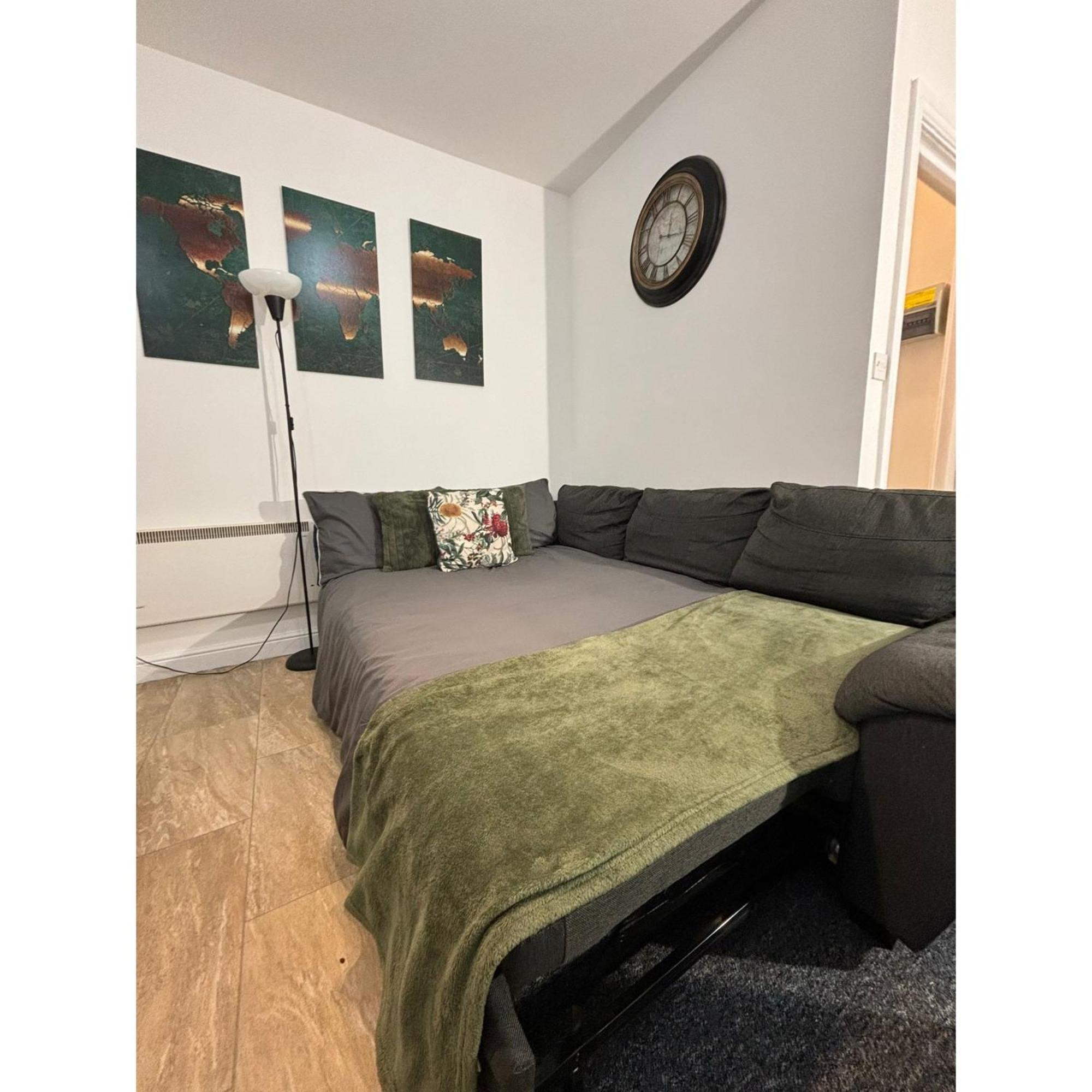 Enjoy A Spacious Lounge With A Cozy Sofa Bed And A Private Ensuite Bedroom Веднсбери Экстерьер фото
